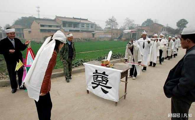 球盟会入口：活不起更死不起！殡仪馆纸棺880两分钟悼词1200谁在背后撑腰(图9)