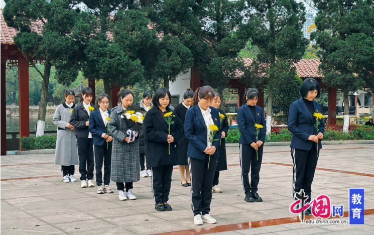 丰碑寄哀思陵园缅忠烈 宜宾翠屏安阜幼儿园开展清明祭扫活动(图1)