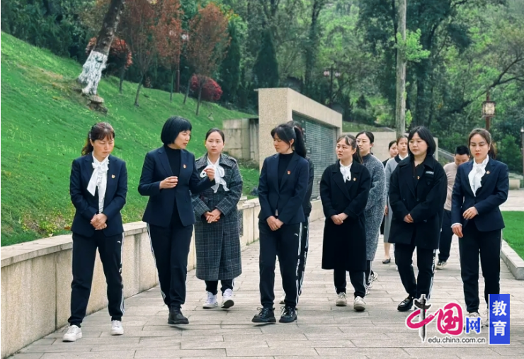 丰碑寄哀思陵园缅忠烈 宜宾翠屏安阜幼儿园开展清明祭扫活动(图2)