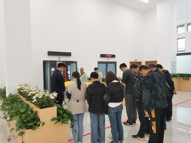 活不起更死不起！殡仪馆纸棺材880念两分钟悼词1200凭什么(图4)