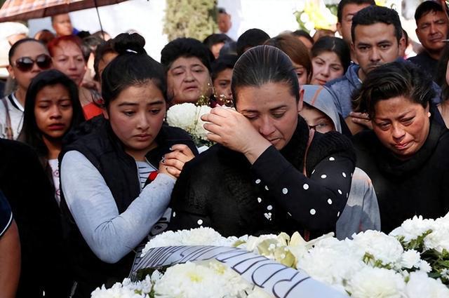 活不起更死不起！殡仪馆纸棺材880念两分钟悼词1200凭什么(图2)