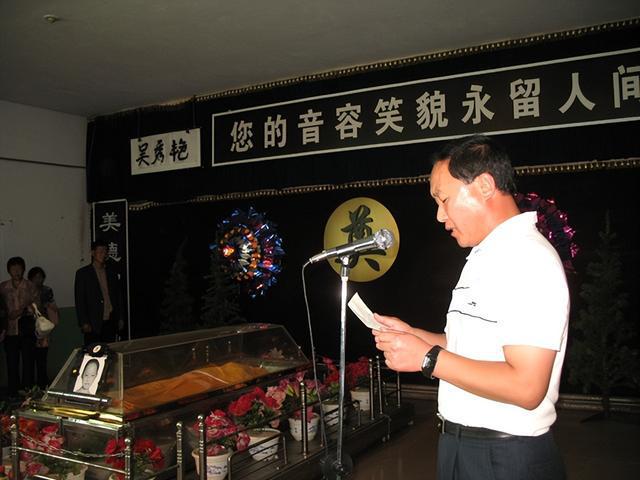 活不起更死不起！殡仪馆纸棺材880念两分钟悼词1200凭什么(图6)