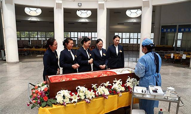 活不起更死不起！殡仪馆纸棺材880念两分钟悼词1200凭什么(图8)