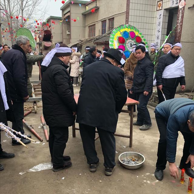 活不起更死不起！殡仪馆纸棺材880念两分钟悼词1200凭什么(图5)