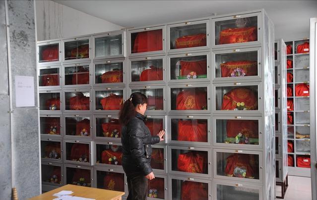 活不起更死不起！殡仪馆纸棺材880念两分钟悼词1200凭什么(图9)