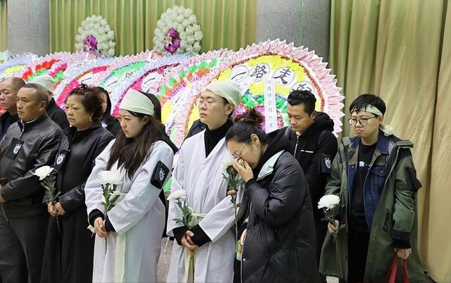 活不起更死不起！殡仪馆纸棺材880念两分钟悼词1200凭什么(图11)