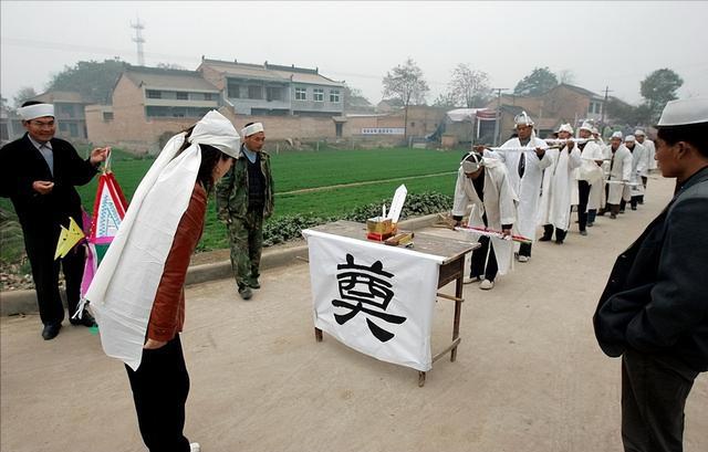 活不起更死不起！殡仪馆纸棺材880念两分钟悼词1200凭什么(图15)