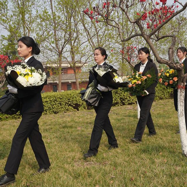 活不起更死不起！殡仪馆纸棺材880念两分钟悼词1200凭什么(图13)