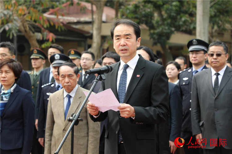 中国驻越南大使何炜祭扫河内嘉林中国烈士陵园(图1)