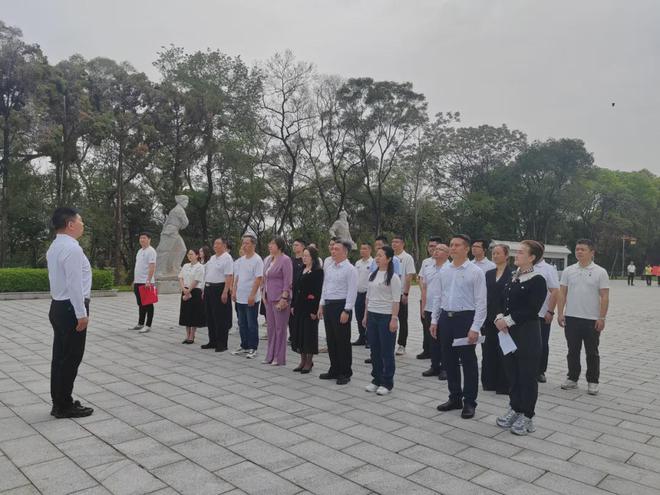 “三个党组织”在丰山烈士陵园开展中央八项规定精神学习教育(图4)