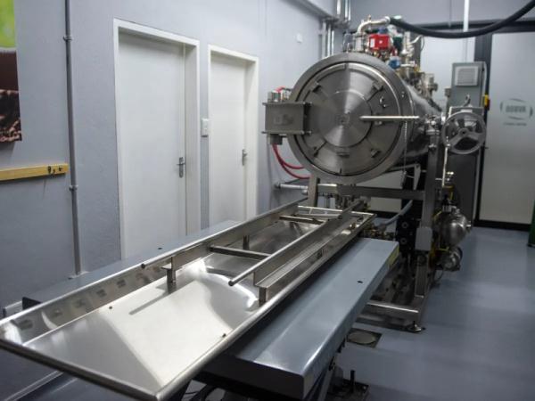 英国开始流行“水葬”：沸水煮遗体4小时彻底融化比火葬更环保(图1)