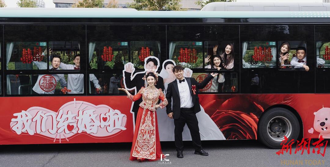 球盟会入口：全城撒糖！吉首首辆定制公交婚车上路(图1)