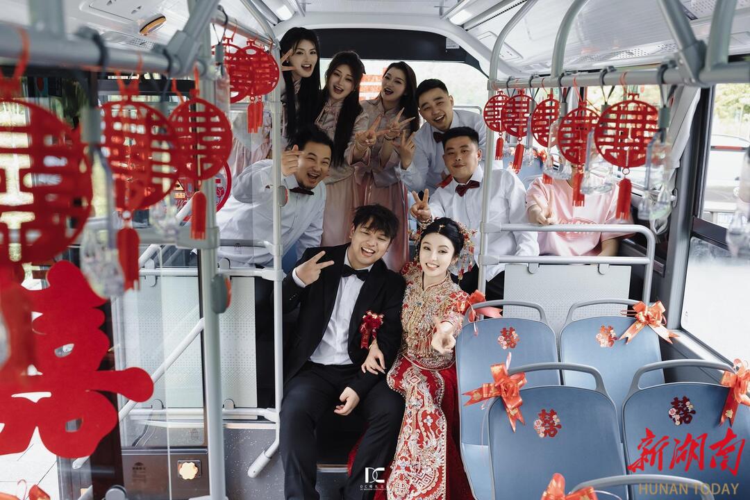 球盟会入口：全城撒糖！吉首首辆定制公交婚车上路(图2)
