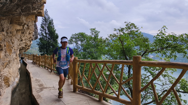 雨中竞速 跑者点赞贵州金沙“诗与远方”(图4)