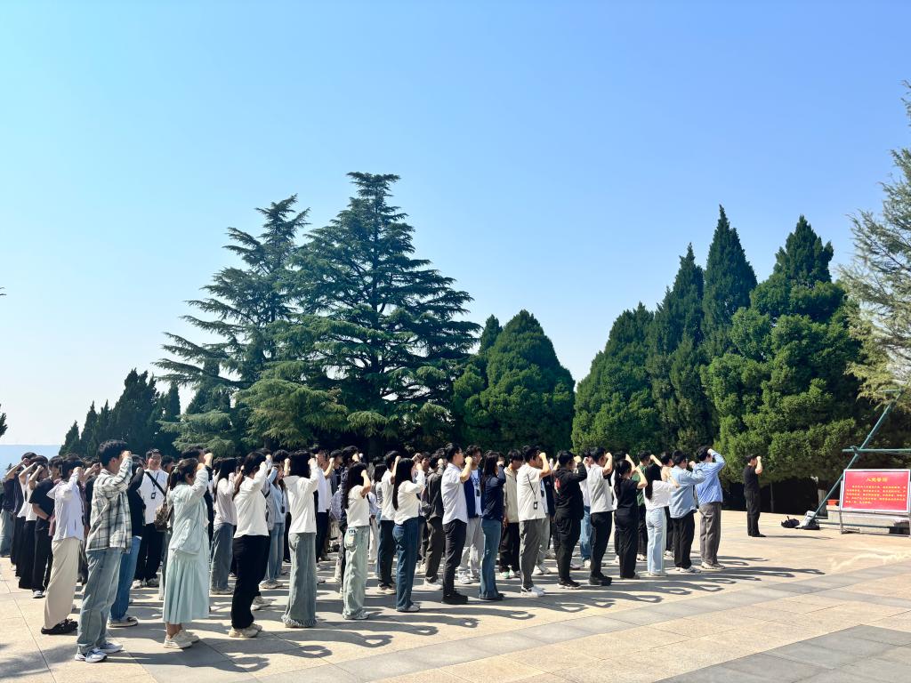 西安交大举办“走中国青年知识分子成长的正确道路”研究生骨干研修活动(图2) 西安交大举办“走中国青年知识分子成长的正确道路”研究生骨干研修活动(图2)