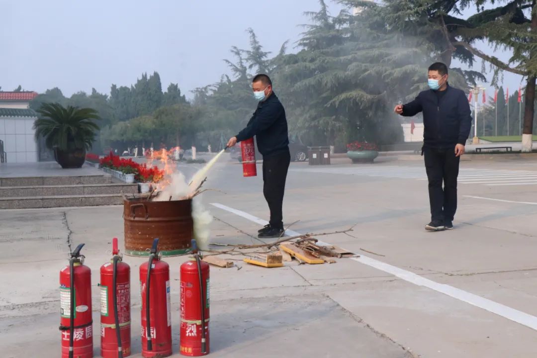 开封市烈士陵园管理处开展消防安全培训与灭火演练活动(图2)