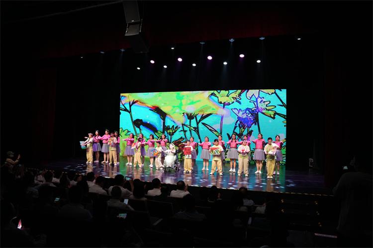 以爱为钥筑梦未来！青岛市首届困境儿童公益汇演温情上演(图2)