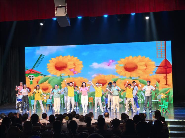 以爱为钥筑梦未来！青岛市首届困境儿童公益汇演温情上演(图3)