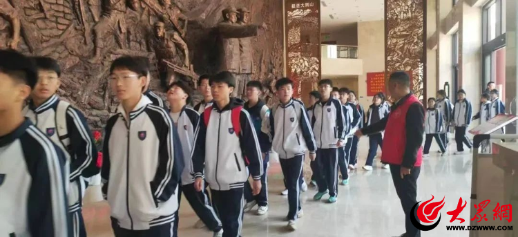 球盟会：郓城尚德志愿者协会走进革命烈士纪念馆开展清明节祭扫活动_郓城_大众网(图1)