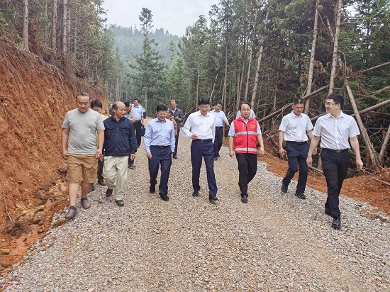 黄武海率队赴西林县开展自治区民政厅驻村工作队轮换和定点帮扶、民政工作调研(图1)