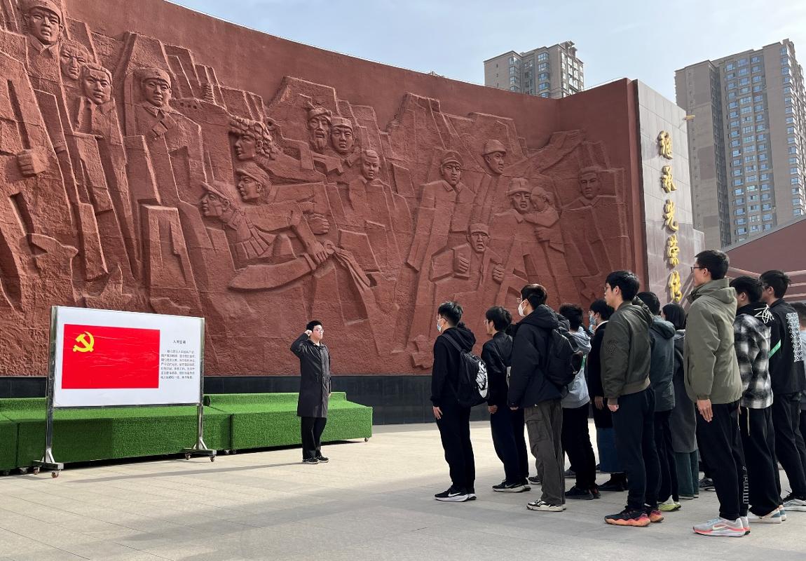 数学学院联合励志书院组织党员赴西安烈士陵园祭扫(图2)