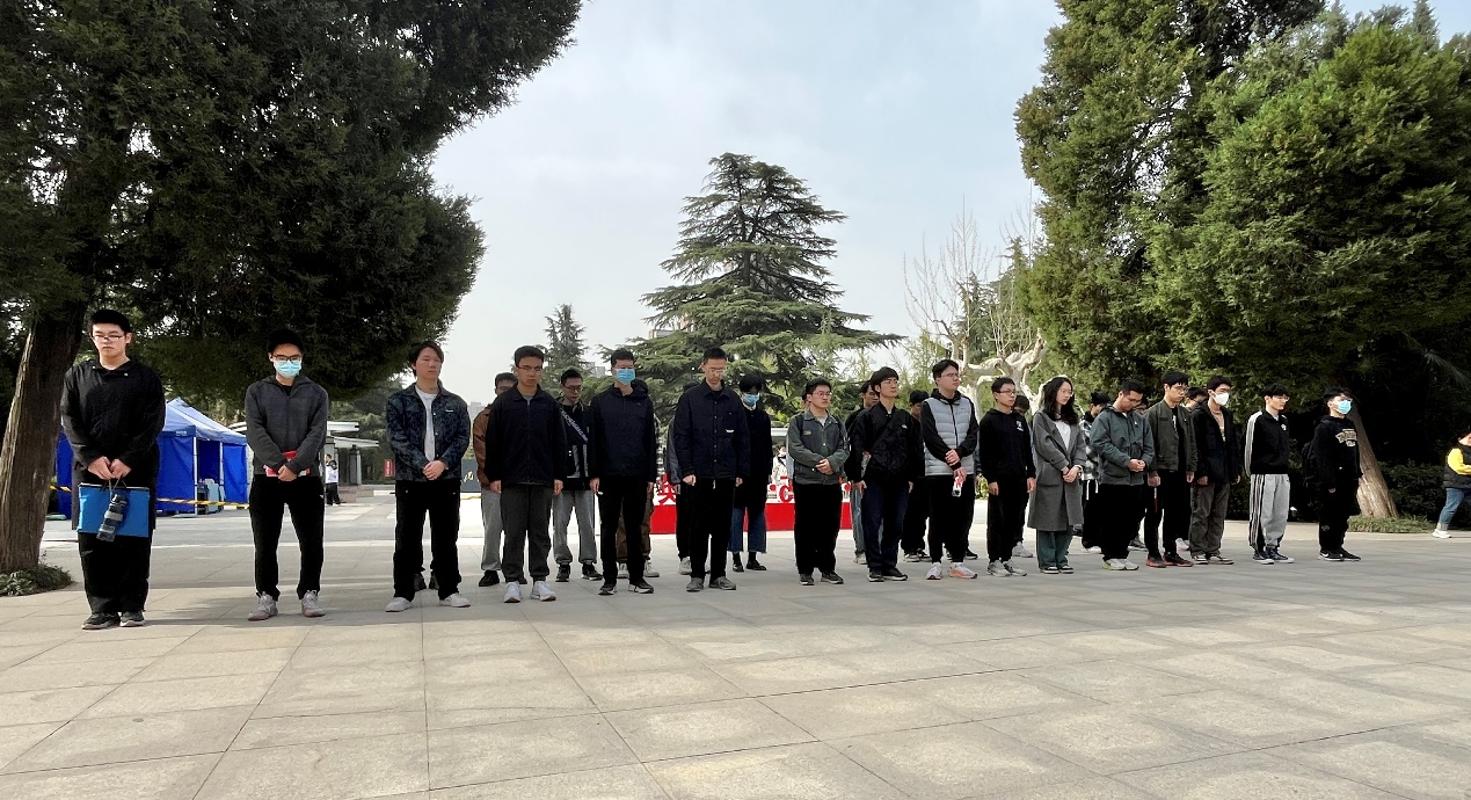 数学学院联合励志书院组织党员赴西安烈士陵园祭扫(图3)