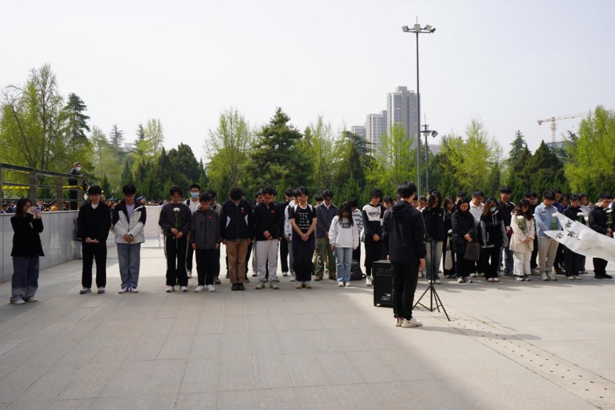 【双院协同】南洋书院联合电气学院组织师生清明赴西安烈士陵园祭扫(图3)