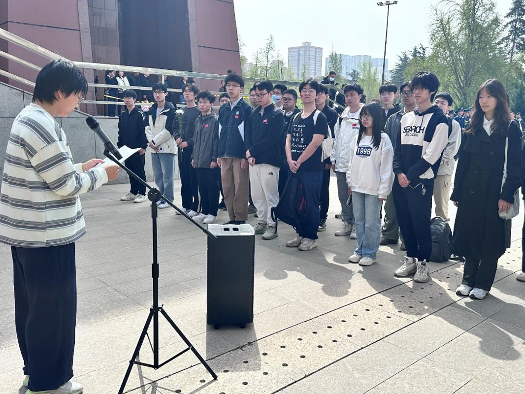 【双院协同】南洋书院联合电气学院组织师生清明赴西安烈士陵园祭扫(图4)