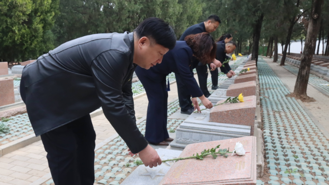 济南市历城区王舍人街道开展祭扫烈士陵园、缅怀革命英烈活动(图1)
