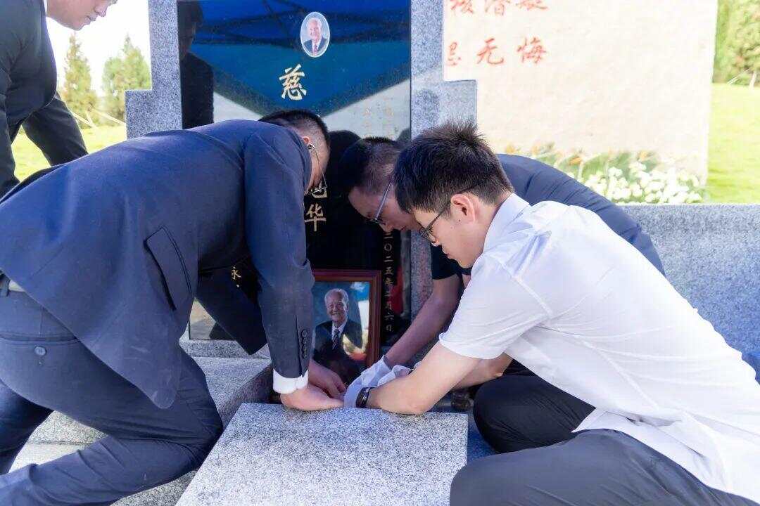 今日再送黄老一程！黄旭华院士骨灰在家乡汕尾安葬(图2)