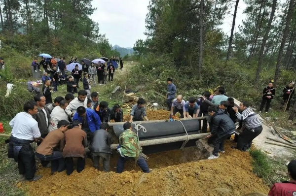 “土葬、火葬”不用争了？7月开始统一这样改革你支持么？(图3)