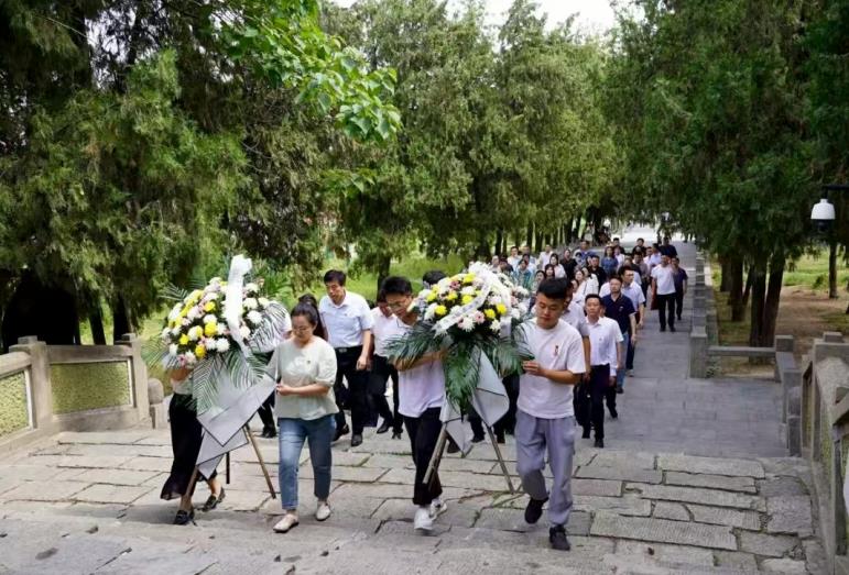 亳州市沉浸式“红色套餐”推动第16个“全市党员干部党史教育日”活动走深走实(图1)