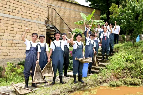 脚踩泥土在躬身调研中触摸乡土脉搏(图2)
