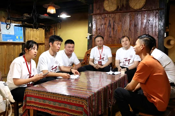 脚踩泥土在躬身调研中触摸乡土脉搏(图1)