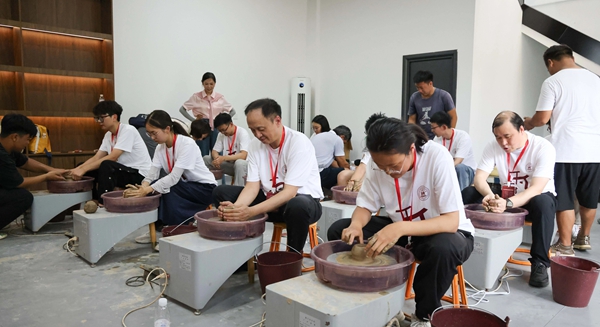 脚踩泥土在躬身调研中触摸乡土脉搏(图3)