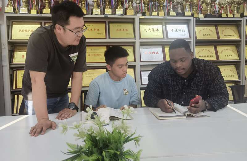 津巴布韦留学生参与安徽高校“三下乡” 勘踏徽州古桥领略文化之美(图1)