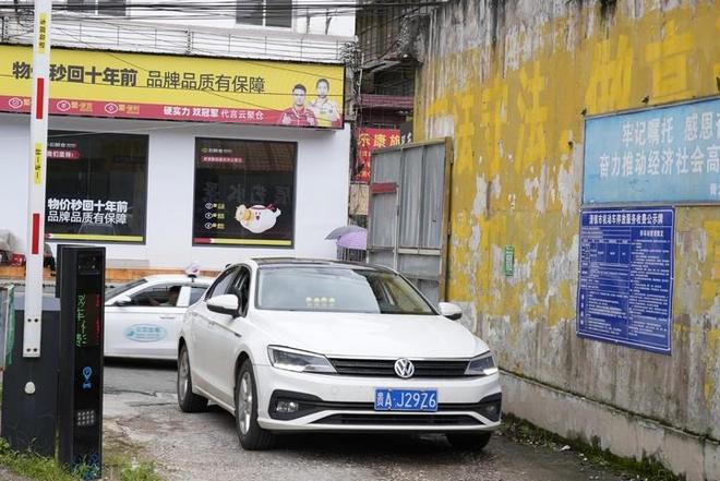 “边角地”巧变停车位！贵州清镇三千个泊车位尽显城市治理“绣花功”(图1)