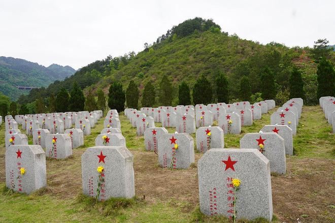 院山公墓打破一块墓地抵得上半套房：36900卧碑双墓(图1)