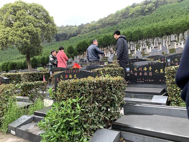 院山公墓打破一块墓地抵得上半套房：36900卧碑双墓(图3)