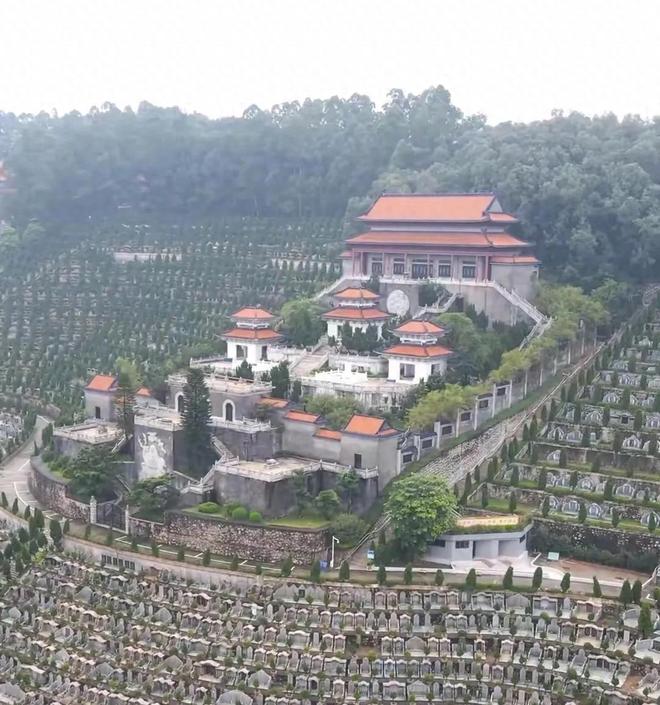 球盟会入口：李兆基“家族墓园”曝光占地很大亭台楼阁非常壮观落叶归根(图1)