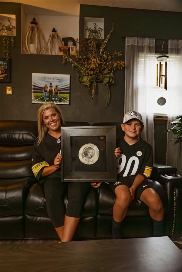 球盟会入口：丈夫突然去世 妻子找人割掉他一块皮肤做成“照片”摆家里(图1)