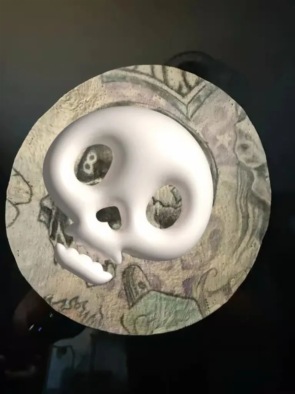 球盟会入口：丈夫突然去世 妻子找人割掉他一块皮肤做成“照片”摆家里(图2)