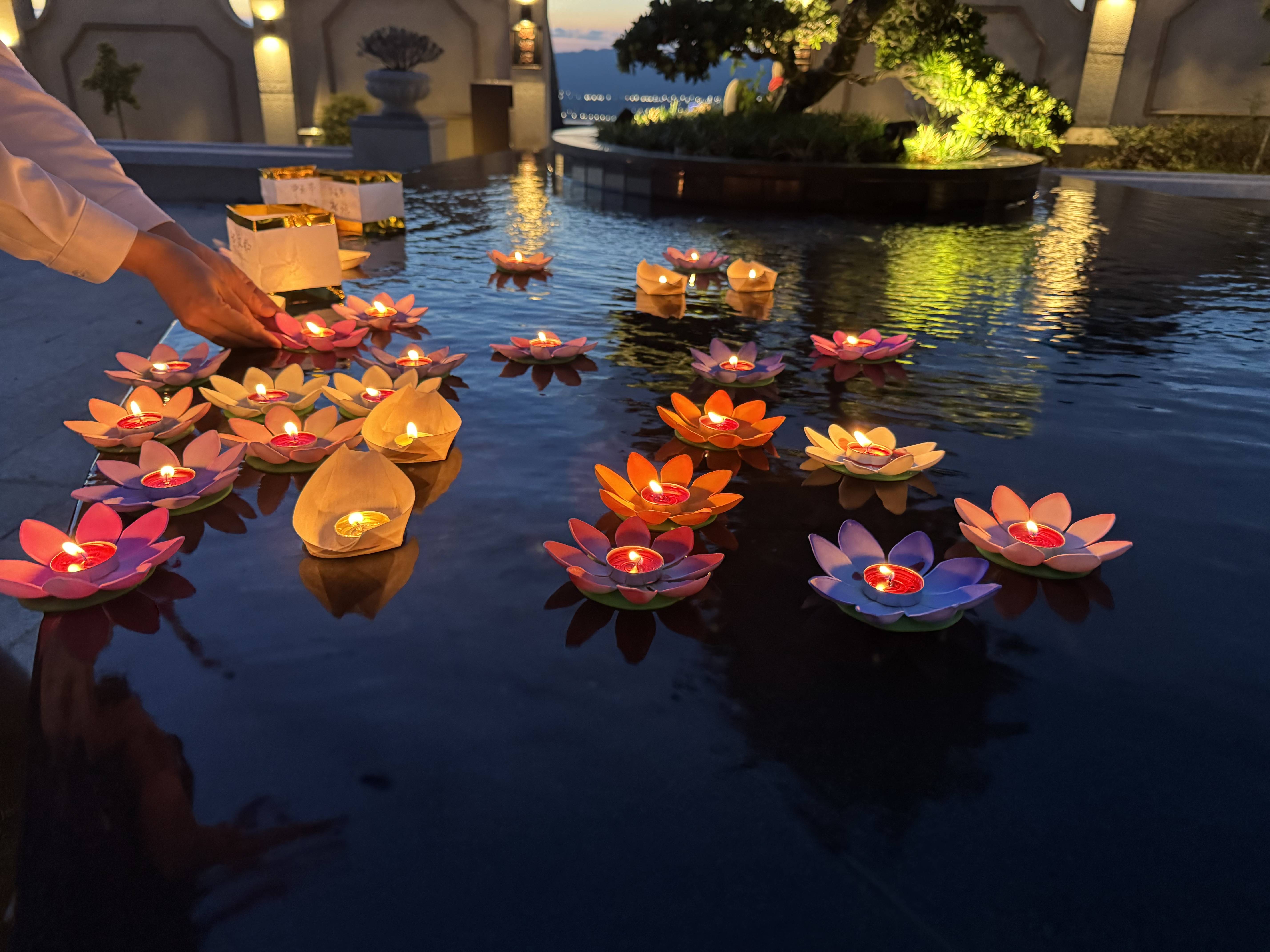 中元节：龙居山陵园一盏河灯念故人(图1)