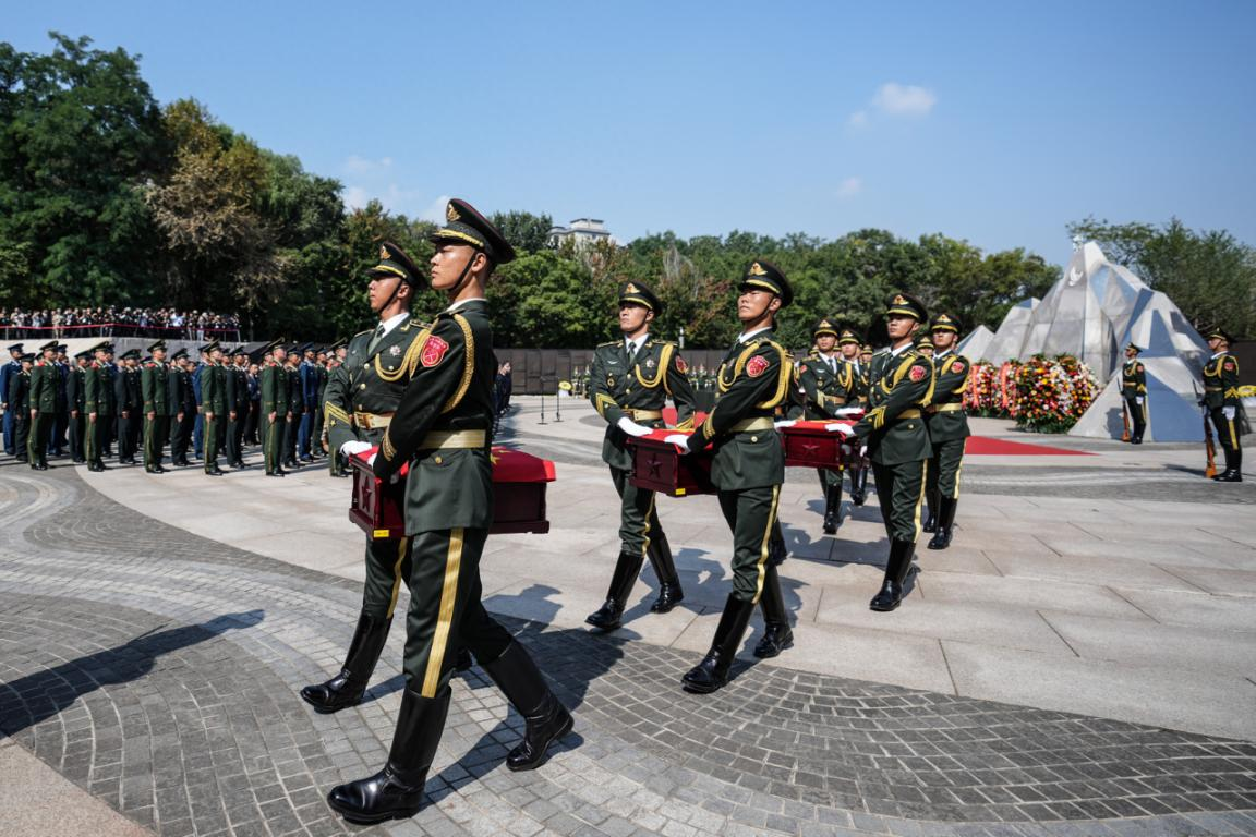 【8点见】第十二批在韩中国人民志愿军烈士遗骸在沈阳安葬(图1)