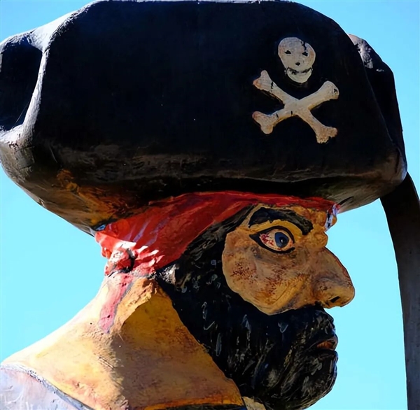 佛罗里达州一巨型海盗雕像内发现人类骨灰 原因成谜(图3)