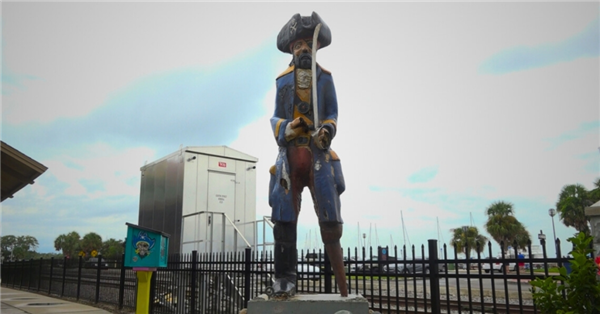 佛罗里达州一巨型海盗雕像内发现人类骨灰 原因成谜(图1)