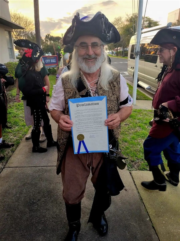 佛罗里达州一巨型海盗雕像内发现人类骨灰 原因成谜(图5)