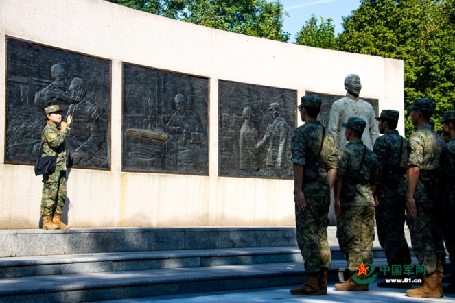 传承红色基因赓续英雄精神——陆军工程大学石家庄校区师生走进烈士陵园开展现地教学(图1)