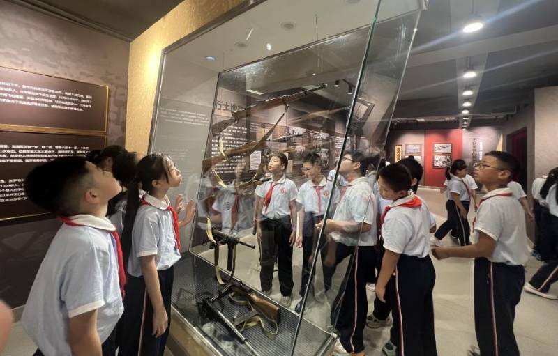 德州：缅怀英烈致敬英雄 小学生走进烈士陵园传承红色基因(图2)