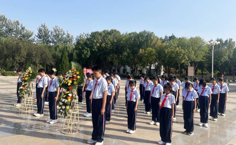 德州：缅怀英烈致敬英雄 小学生走进烈士陵园传承红色基因(图1)